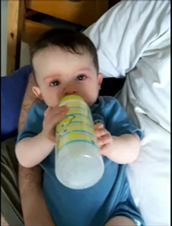Jérémy boit son biberon seul