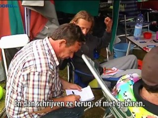 Dove jongeren zetten bloemetjes buiten in Sellingen - RTV Noord