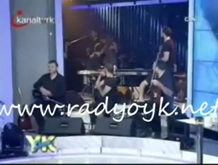 Güzel Şarkıcı Nez Bateri Çalıyor...