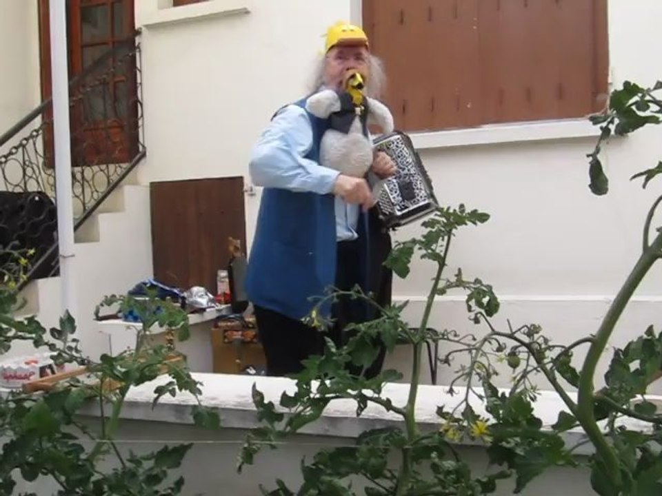 Scène de ménage au jardin 2012, Clovis 058