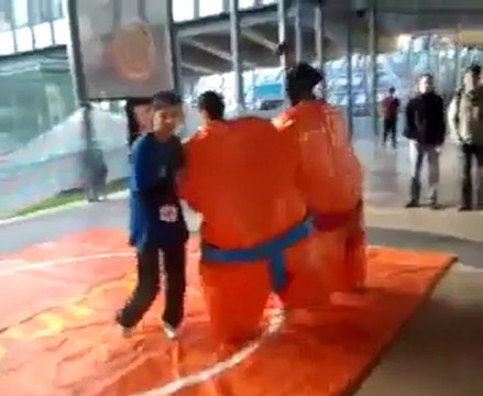 Fête Foraine organisée par Averroès Jussieu : combat de Sumo