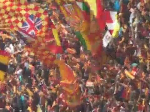 Les supporters chantent les Corons lors de Lens-Le Mans