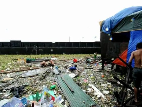 Tempestade Saola mata três nas Filipinas