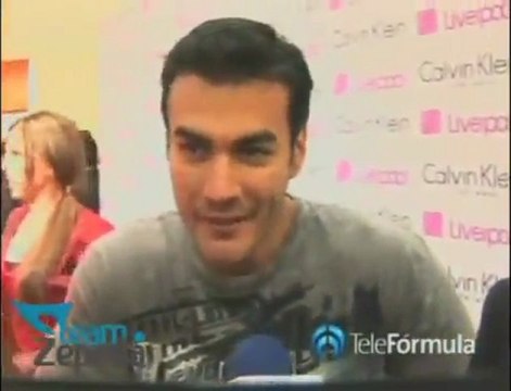 David Zepeda @davidzepeda1 y Mariana Ochoa realizaron firma de autógrafos para Calvin Klein
