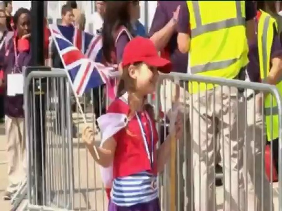 Generell: Zuschauer stroemen in den Olympiapark