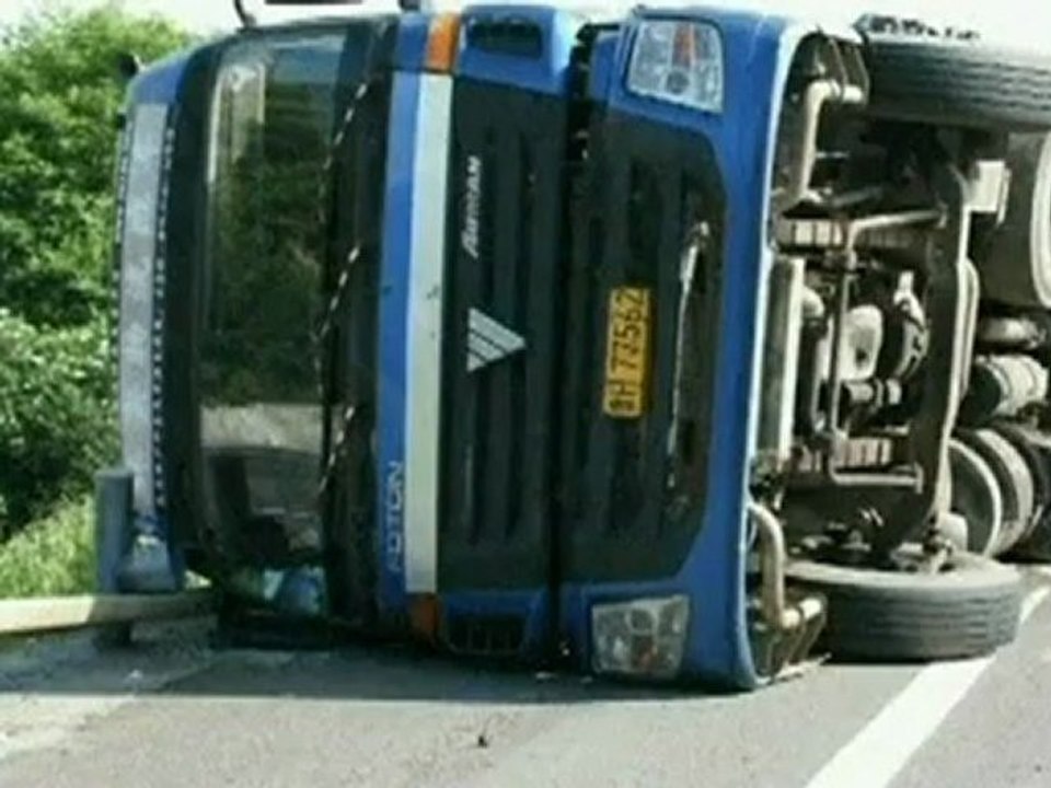 Woman saves husband and child from falling truck