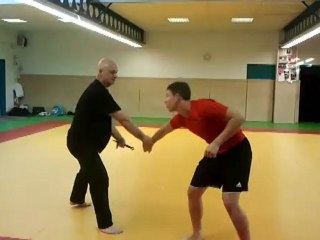 Sous la menace d'un couteau è la gorge par l'arrière 29