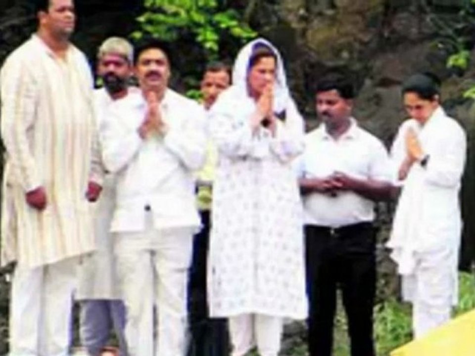 Dimple Kapadia immerses Rajesh Khanna's ASHES