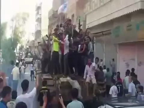 Syria فري برس حلب الباب الجيش الحر يسيطر على دبابة للجيش الخائن29 7 2012 Aleppo