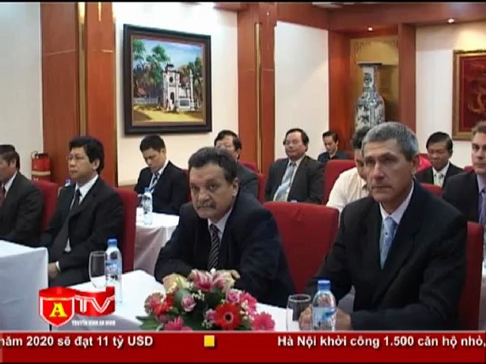 ANTÐ - Bộ Công an trao tặng kỉ niệm chương cho Tham tán đại sứ quán Nga tại VN