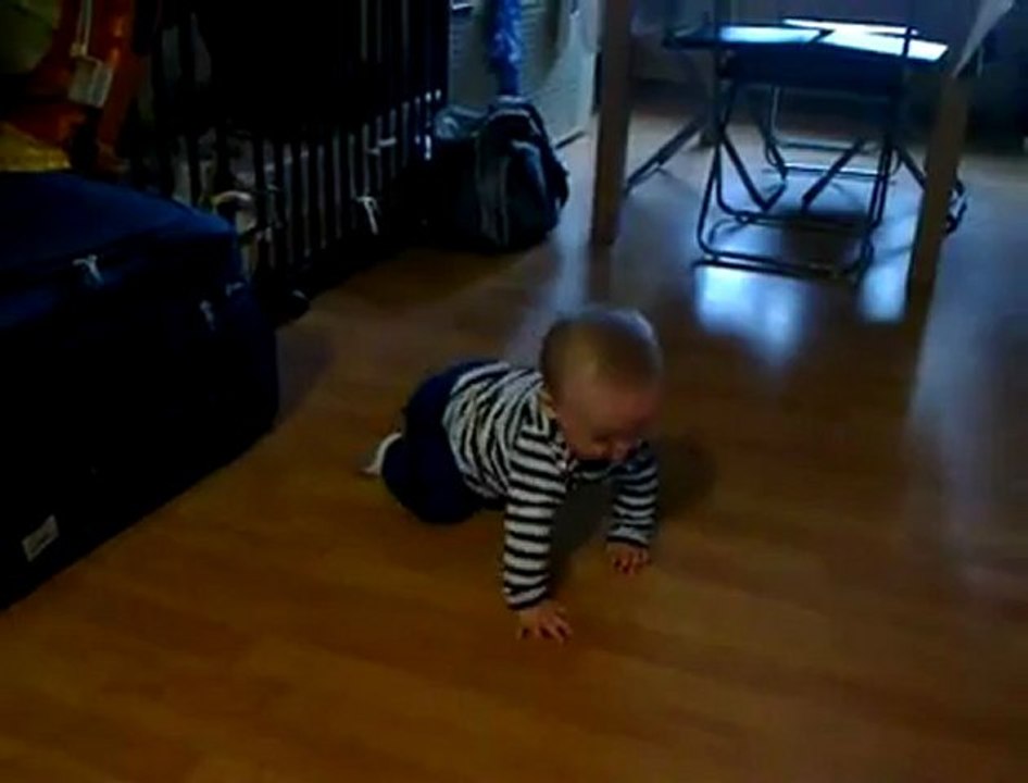 Ptit lou qui marche à 4 pattes