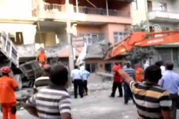 Kamyon binaya girdi:4 ölü