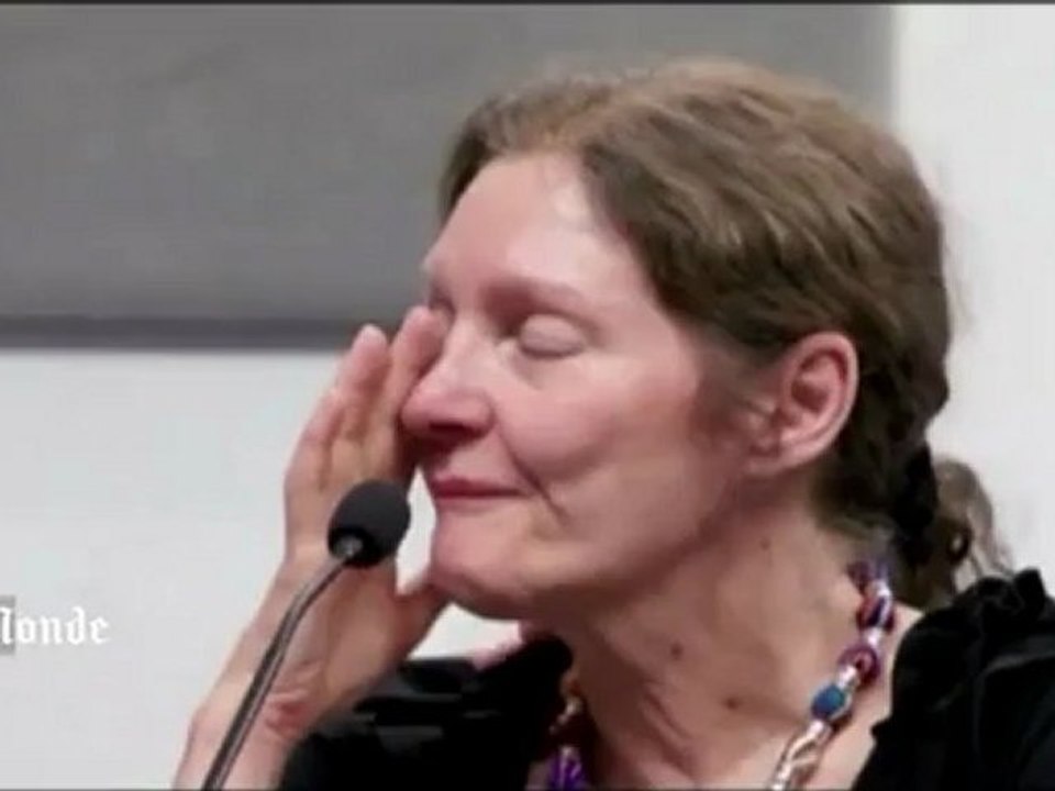 La mère de Julian Assange défend avec émotion l'exil de son fils en Equateur