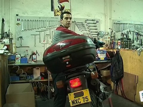 Comment changer une ampoule feu moto ?