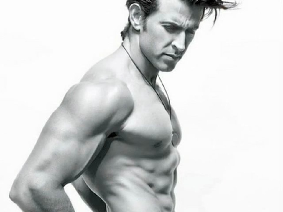 Hrithik Roshan Flaunts His Hot Bod - Bollywood Hot