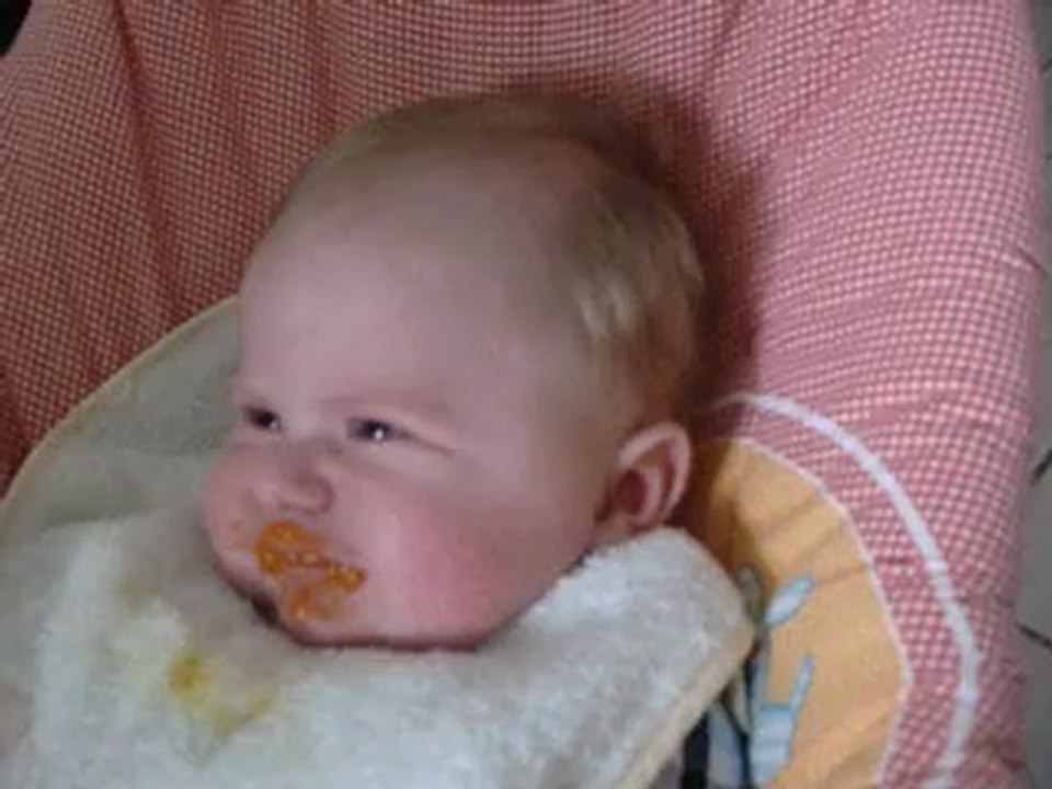 Andrew goûte a ses premières cuillère de carottes