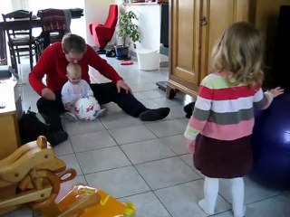 05/04/12: 5 minutes de ballon avec papa et les 2 puces