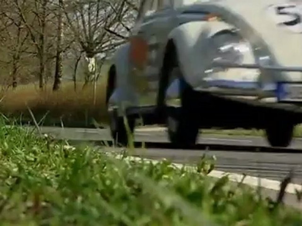 A la vista: Encuentro de generaciones Volkswagen: el escarabajo y el Up! | Al Volante