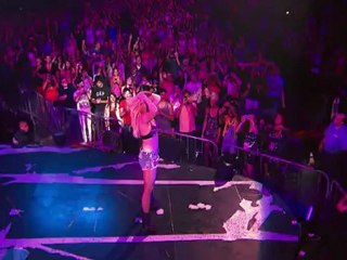 Britney Spears  -  Womanizer  (live)