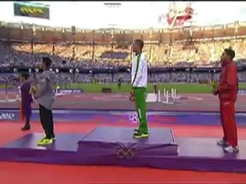 Taoufik Makhloufi reçoit la médaille d’or - Hymne national & excuses de France Télévision