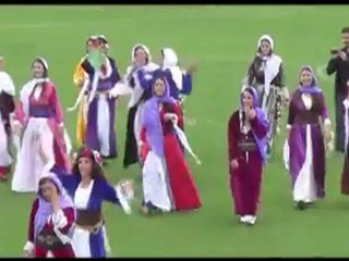 Keçên kurd bi cil û bergên kurdewarî goga bi lingan~fûtbolê dilîzin. ))