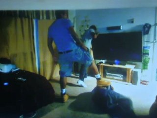 Handicapé en fauteuil est frappé et volé