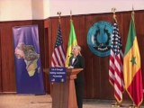 Clinton salue à Dakar le 