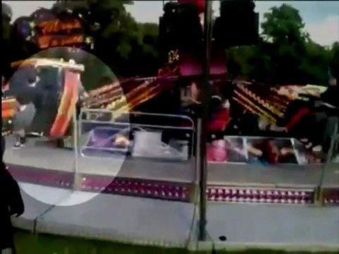 Une nacelle se détache d’un manège en marche