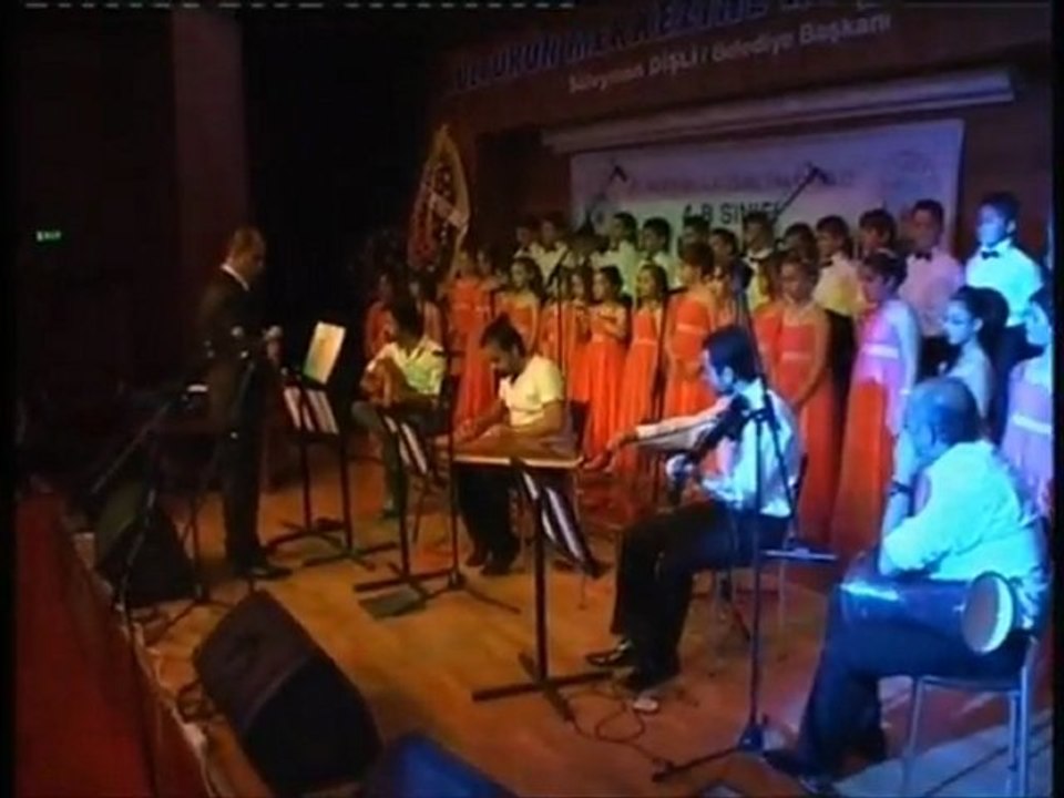 BİR KIZIL GONCAYA BENZER DUDAĞIN