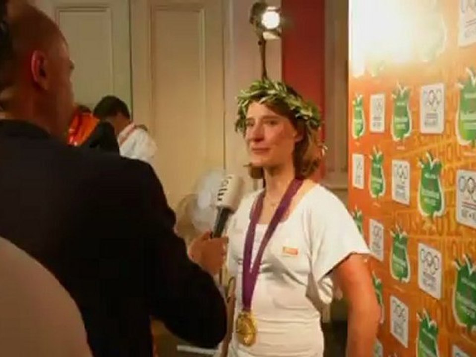 Hundreds of partying fans meet Dutch cyclist Marianne Vos