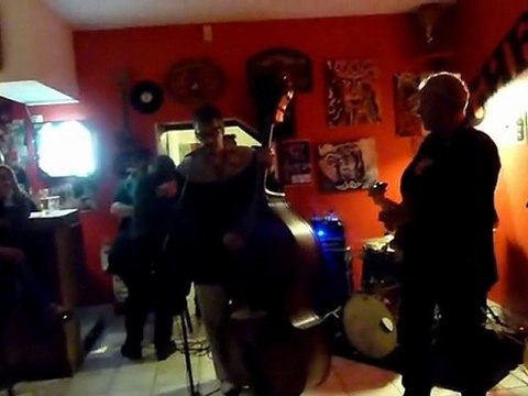 a saint dizier le 13 juillet 2012 ( bar chez isabhell's ) concert les hot chickens