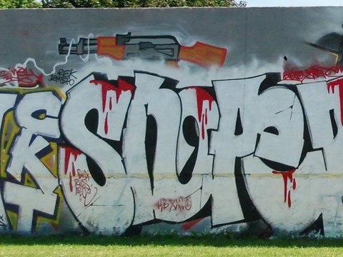 visage caché sur les bords du canal de l'ourcq