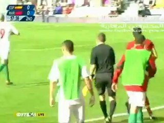 لقطة مرور امرابط من بين لاعبين من منتخب اسبانيا