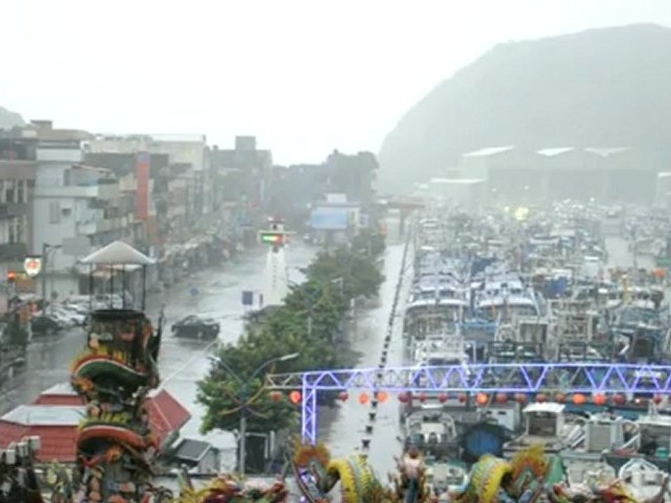 Typhoon Saola lashes Taiwan