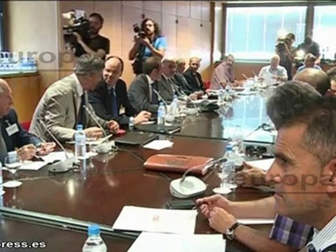 Sindicatos piden a mineros abandonar los encierros