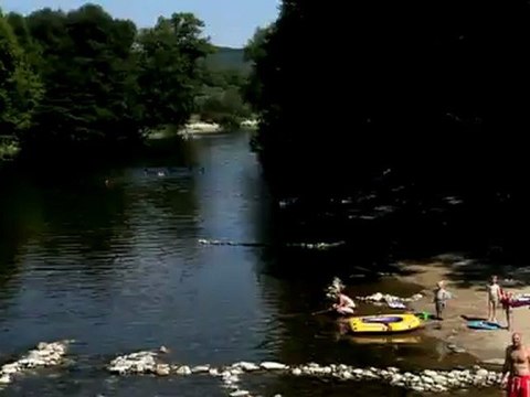 Ardèche : vidéo aérienne de la rivière Ardèche bordant le camping Les Coudoulets et des canoës
