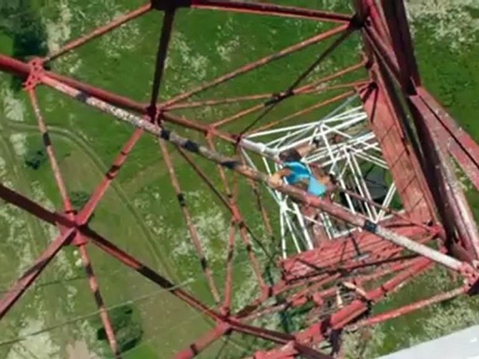 Ucraniano desafia a morte e brinca a 110 metros de altura