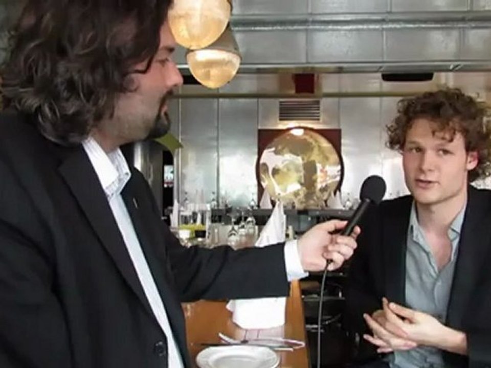 Philippe Sly chante à la Elvis Presley