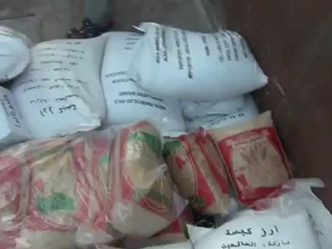 Syria فري برس حماه المحتلة طيبة الامام قافلة مساعدات الغذائية لمدينة الرستن 1 8 2012 Hama