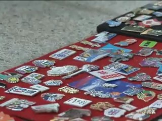 Los coleccionistas de pines buscan en Londres las mejores piezas