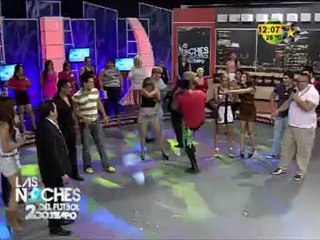 Simbolo molesto con el elenco de las Noches