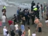 Cinco policías heridos en la playa de Calafell por un grupo de manteros