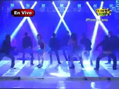 Orata Baila con Selena en Premios Fama