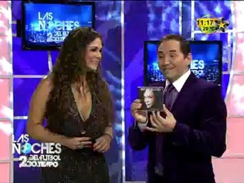 Brenda Bezares interpreta uno mas de sus éxitos