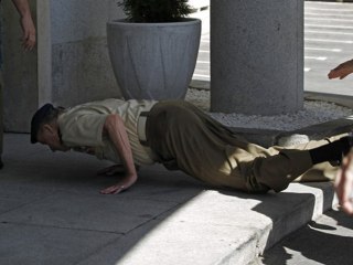 Batacazo real: El Rey sufre un traspié en su visita a la sede del Estado Mayor de la Defensa