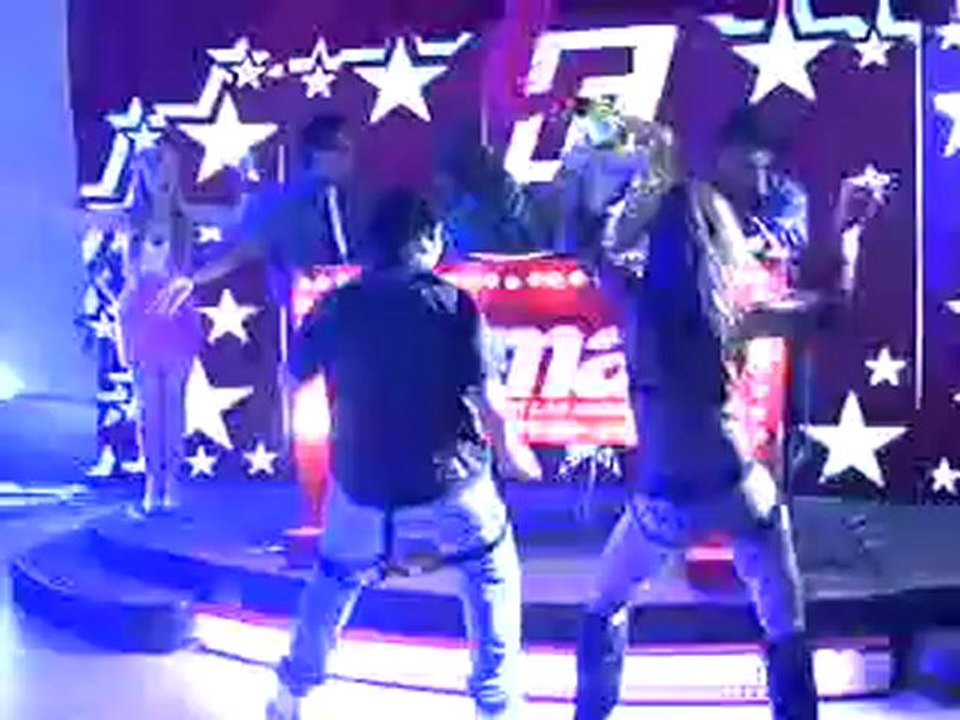 Nariz Bola Y Janz Bailan en Premios Fama