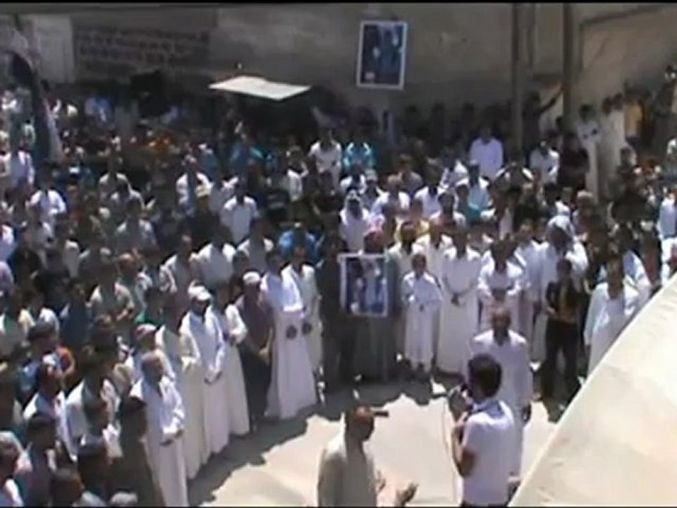 Syria فري برس  ادلب كلمات رائعة لقاشوش جرجناز رائد الحامض وهو في مظاهرة جمعة دير الزور النصر القادم من الشرق  3 8 2012 Idlib