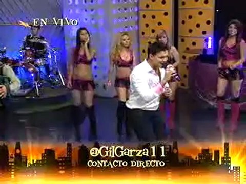 Gil Garza interpreta una canción en Volumen 4