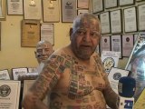 Guinness Rishi, el hombre de las quinientas banderas tatuadas