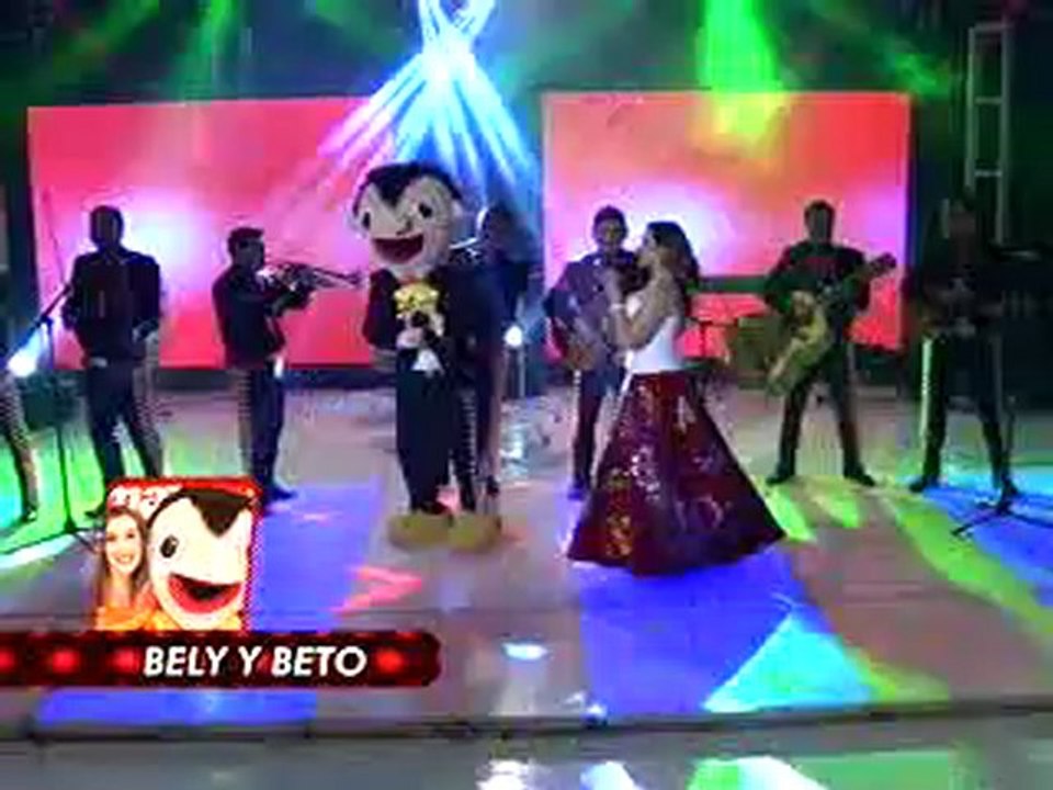 Bely y Beto Cantan en Premios Fama